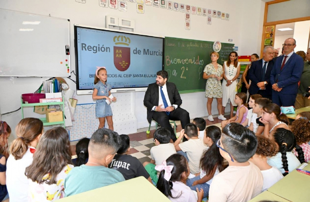Lpez Miras visita el CEIP Santa Eulalia coincidiendo con la apertura del curso